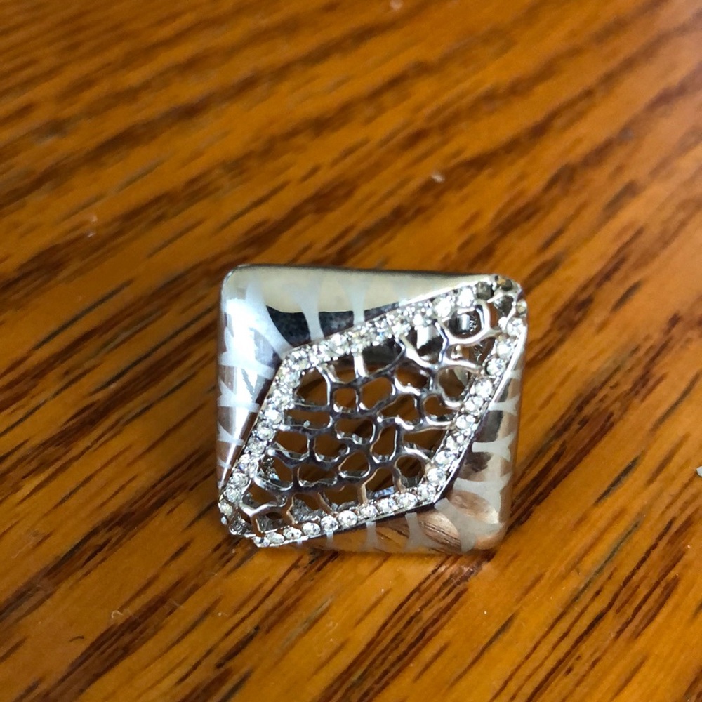 Square elegant ring